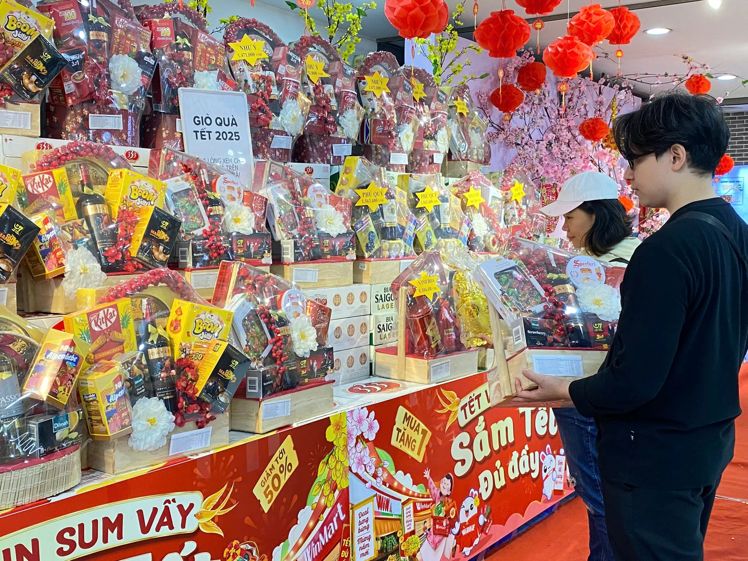 Người dân Thủ đô mua sắm hàng Tết tại siêu thị Winmart Royal City (Tòa nhà R3, Trung tâm thương mại Wincom Mega Mall Royal City, số 72 đường Nguyễn Trãi, quận Thanh Xuân, Hà Nội) (Ảnh: Nguyễn Hạnh)