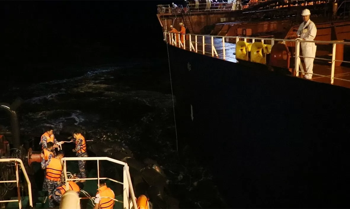 Hải quân Việt Nam cứu hộ thành công tàu Petrolimex 11 trọng tải 40 nghìn tấn