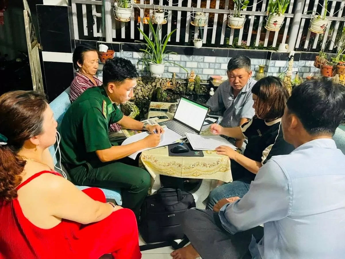 Ngành chức năng phối hợp chính quyền địa phương hỗ trợ ngư dân thực hiện đăng ký tàu “3 không”.