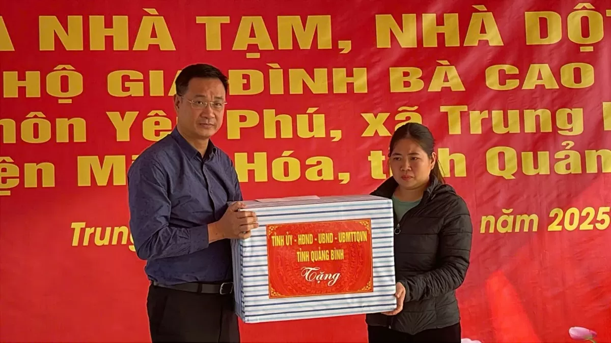 Bí thư Tỉnh uỷ Quảng Bình tặng quà cho hộ gia đình khó khăn tại huyện Minh Hoá