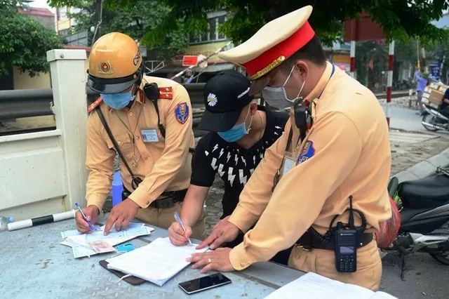 Tăng xử phạt vượt đèn đỏ: Xây dựng văn hóa giao thông