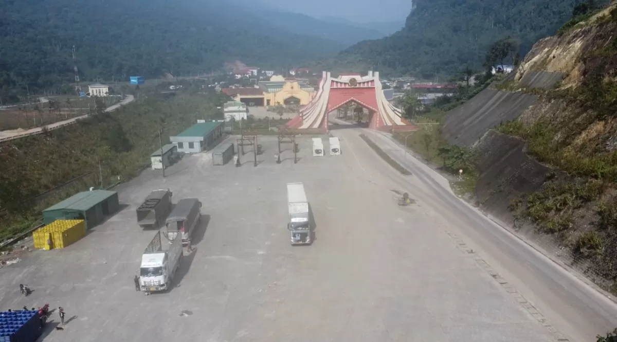 Xe vận tải vận chuyển hàng hoá tại cửa khẩu Cha Lo (Ảmh: Thiện Linh)