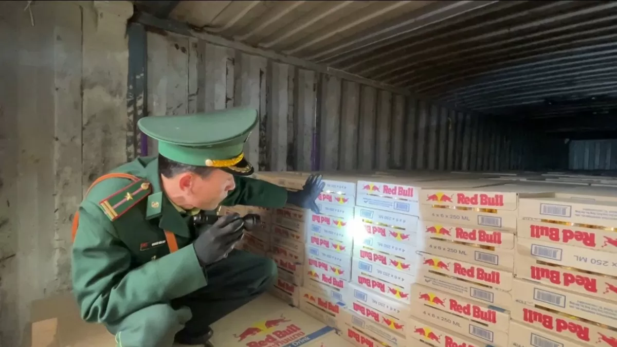 Lực lượng chức năng kiểm tra hàng hoá các xe vận tải tại cửa khẩu Cha Ko