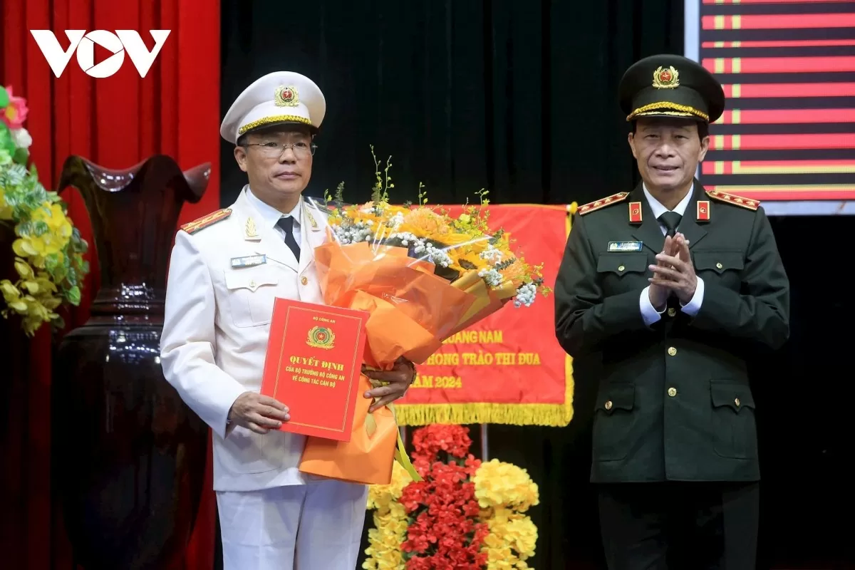 Thượng tướng Lê Quốc Hùng (bên phải), Thứ trưởng Bộ Công an trao quyết định tái bổ nhiệm và tặng hoa chúc mừng Đại tá Nguyễn Hà Lai, Phó Giám đốc Công an tỉnh Quảng Nam. Ảnh: VOV