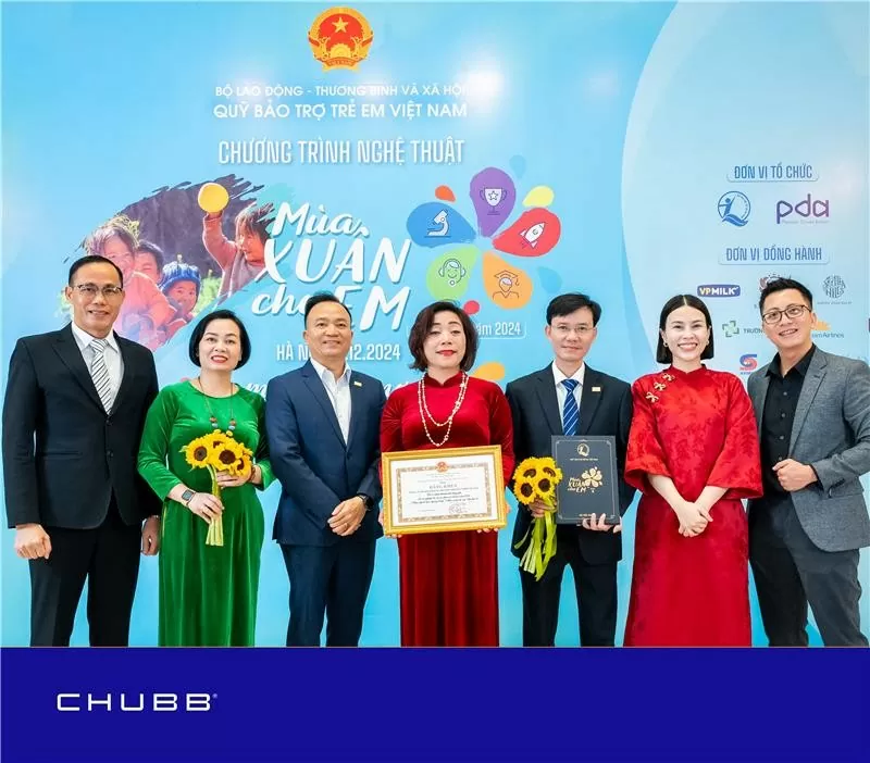 Chubb Life Việt Nam được Bộ Lao động - Thương binh và Xã hội khen thưởng vì những đóng góp tích cực cho trẻ em. Ảnh: DN