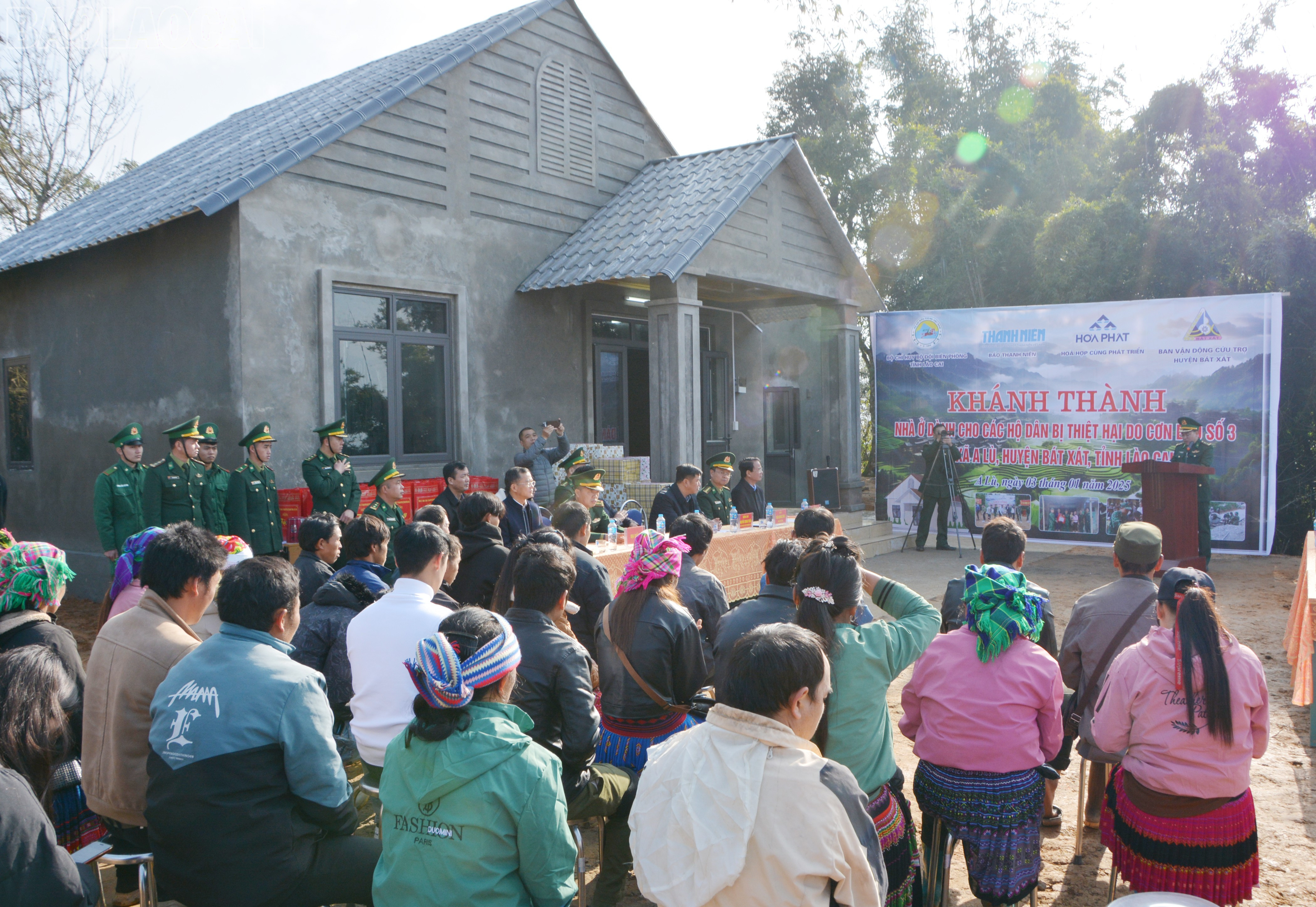 Bàn giao căn nhà đầu tiên cho người dân xã A Lù