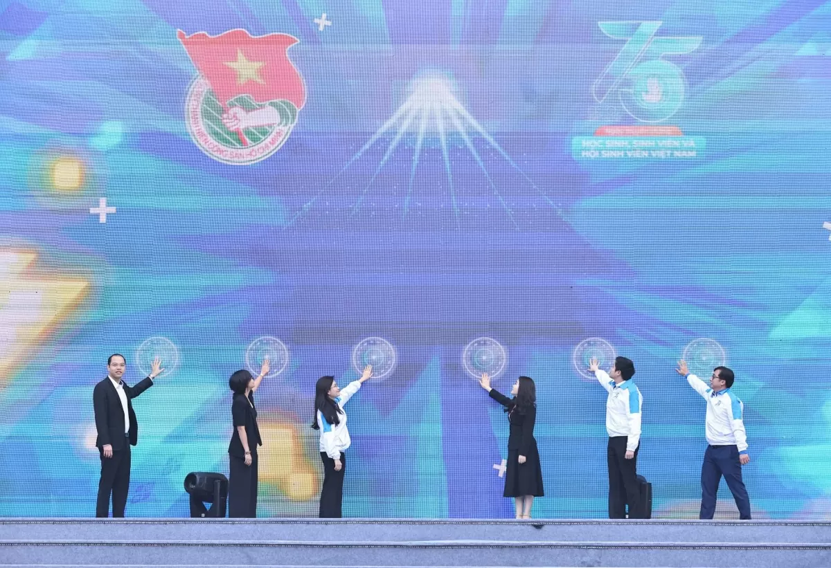 Các đại biểu thực hiện nghi thức khai mạc Ngày hội học sinh, sinh viên toàn quốc “Connect Fest 2025”