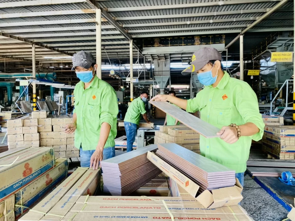 Sản xuất gạch men tại Công ty TNHH Top Title (TX. Phú Mỹ). Ảnh: MINH TÂM
