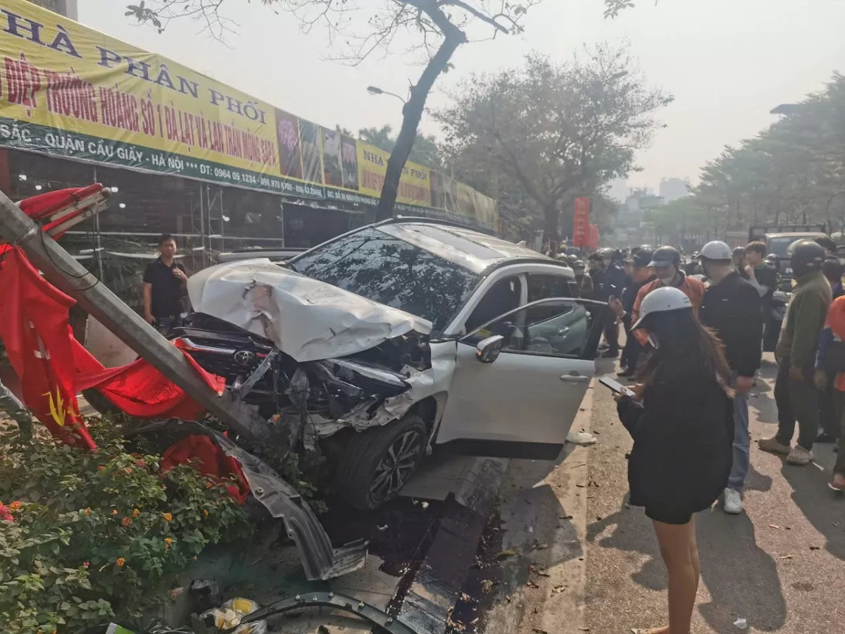 Hà Nội: Ô tô gây tai nạn liên hoàn