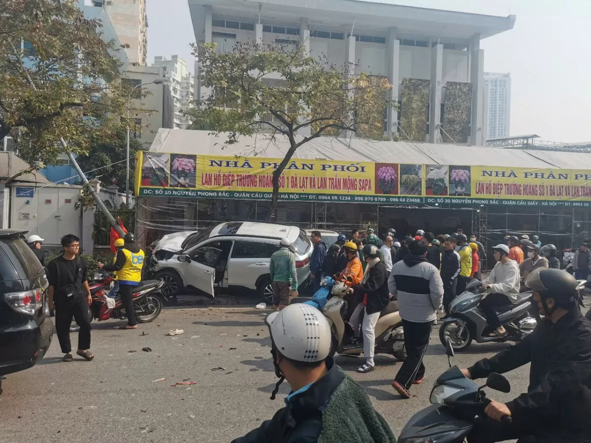 Hà Nội: Ô tô gây tai nạn liên hoàn