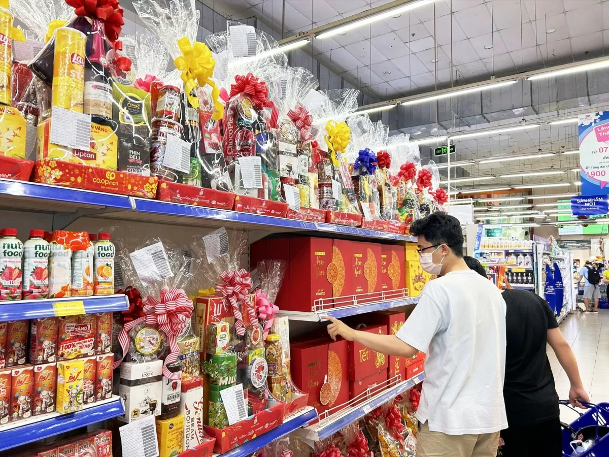 Thị trường Tết Ất Tỵ: Nhu cầu hàng Tết giá rẻ tăng