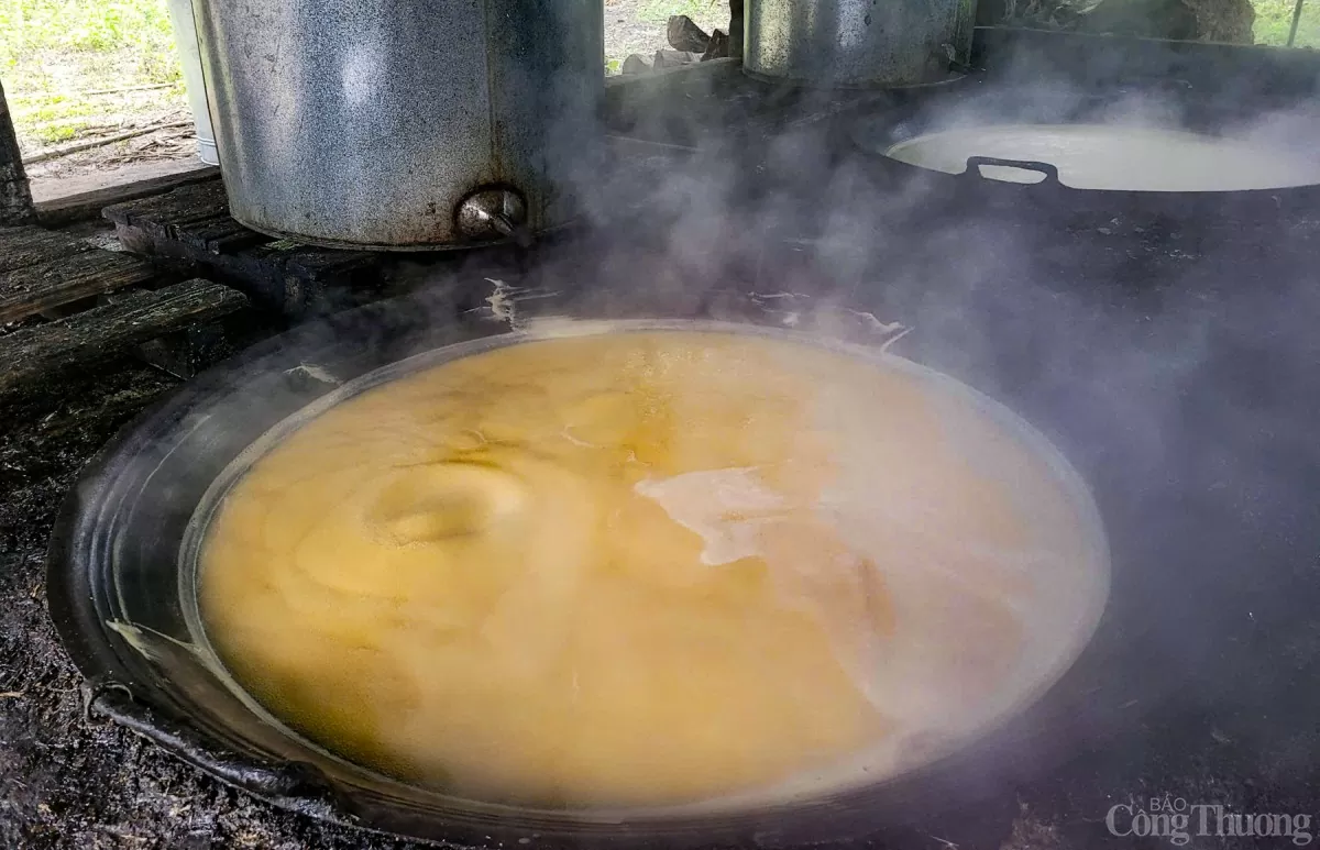 Nước mía lọc sạch được cho vào các nồi cỡ lớn. Đun sôi trong thời gian 4-5 tiếng.