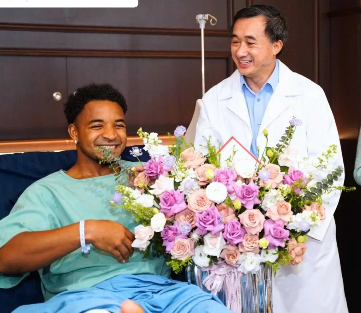 Thứ trưởng Y tế Trần Văn Thuấn đến thăm Xuân Son và gửi lời chúc anh sớm hồi phục sức khỏe, trở lại thi đấu. Ảnh: Vinmec.