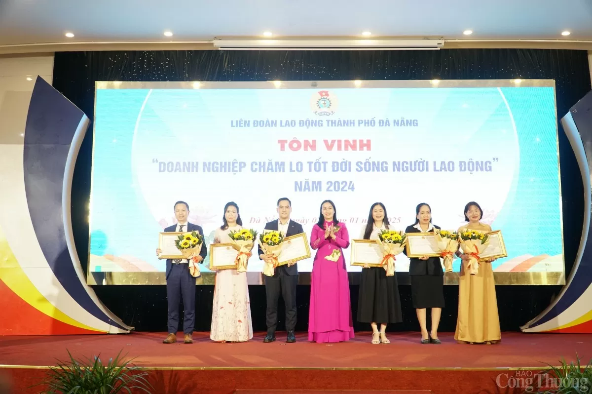 Phó Chủ tịch UBND TP. Đà Nẵng Nguyễn Thị Anh Thi trao bằng khen cho các doanh nghiệp chăm lo tốt cho người lao động thành phố