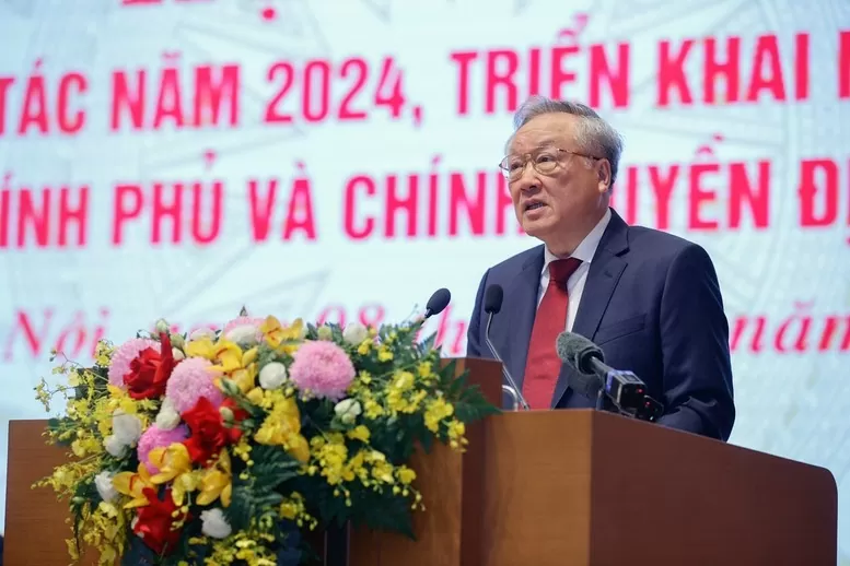 Phó Thủ tướng thường trực Chính phủ Nguyễn Hòa Bình trình bày báo cáo tại hội nghị