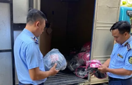 Lai Châu: Xử phạt chủ lô hàng mũ bảo hiểm không rõ nguồn gốc