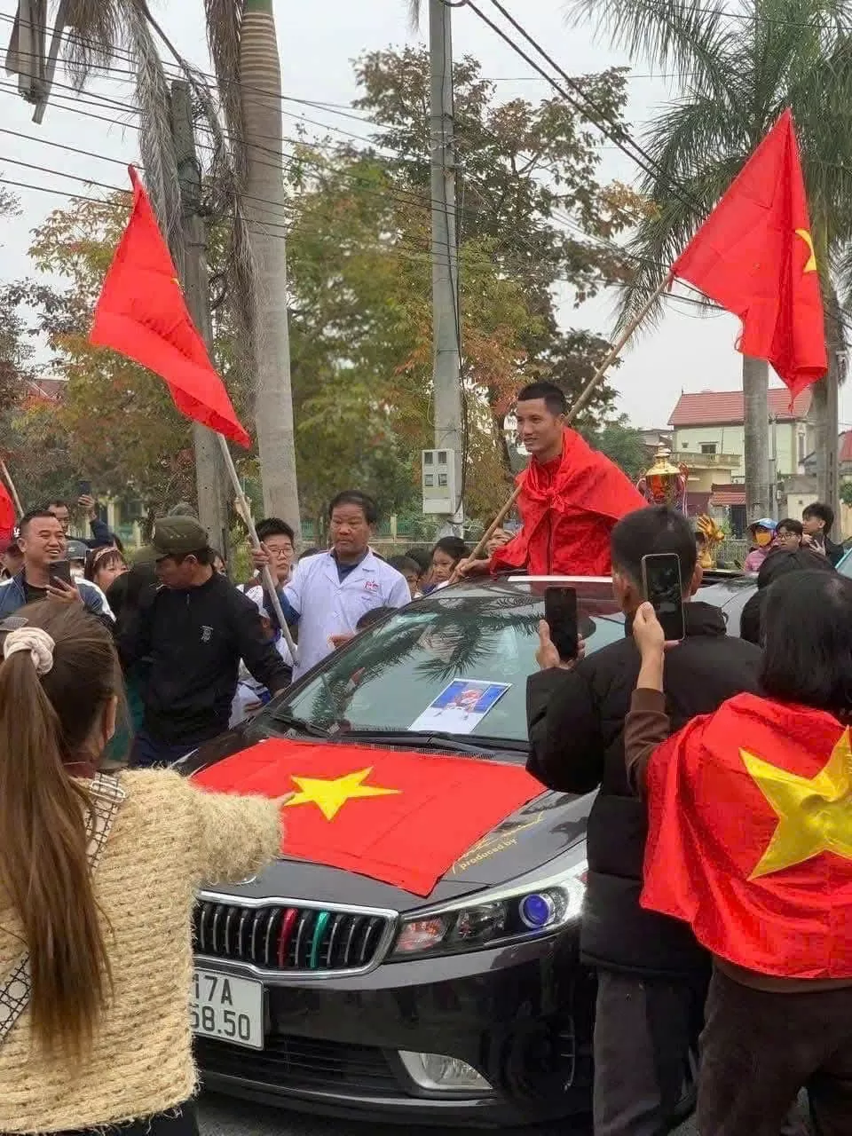 Thủ môn Đình Triệu được dân làng chào đón tại quê nhà