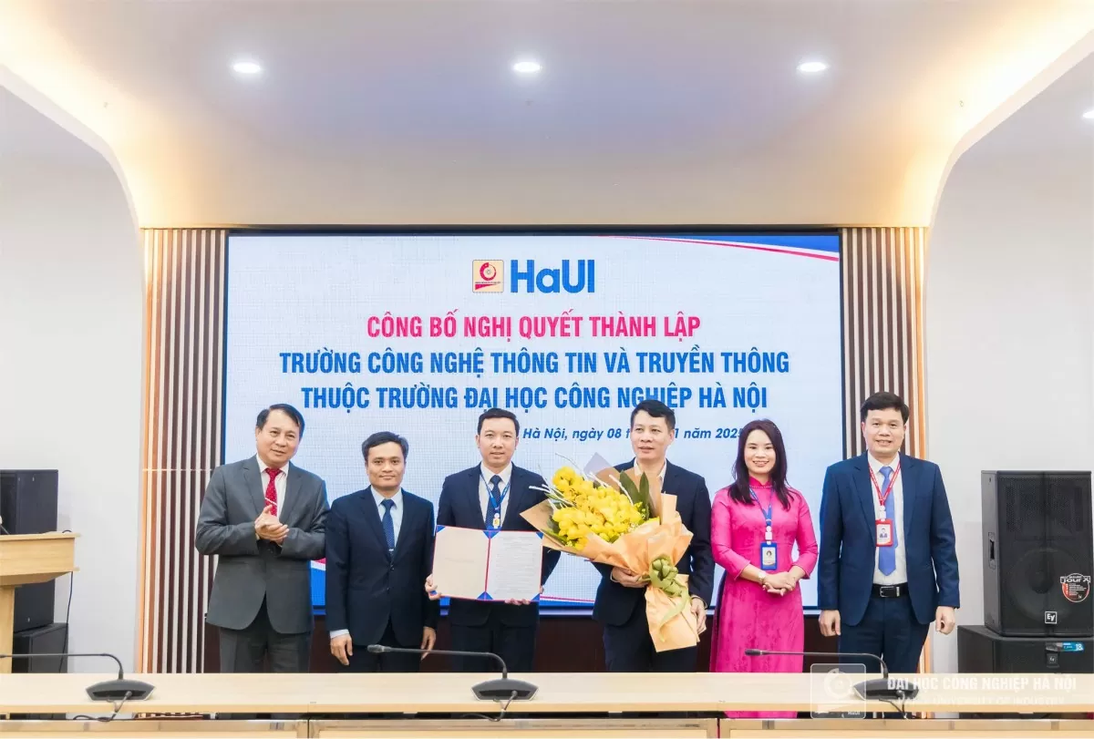 PGS.TS. Lê Hồng Quân - Bí thư Đảng ủy, Chủ tịch Hội đồng trường và TS. Kiều Xuân Thực - Phó Bí thư Đảng ủy, Hiệu trưởng nhà trường trao Nghị quyết thành lập Trường Công nghệ Thông tin và truyền thông.