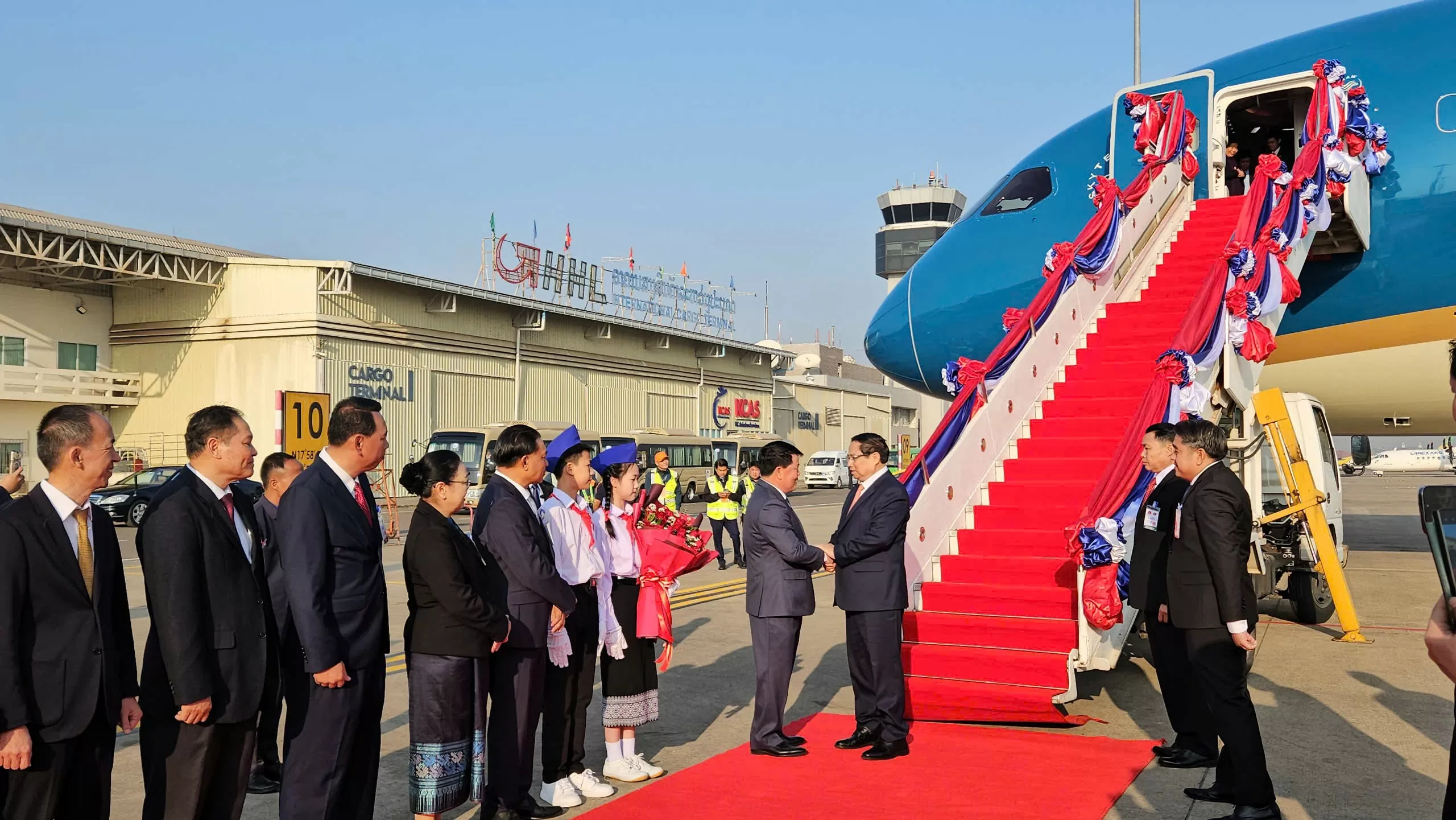 Những hình ảnh đầu tiên của Thủ tướng thăm và làm việc tại Lào