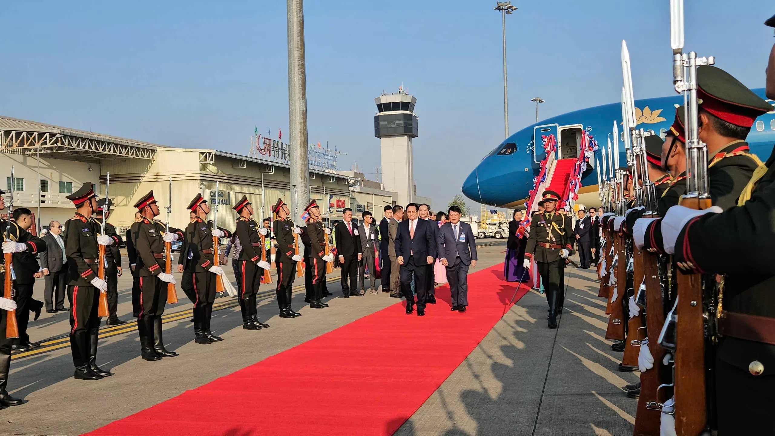 Những hình ảnh đầu tiên của Thủ tướng thăm và làm việc tại Lào