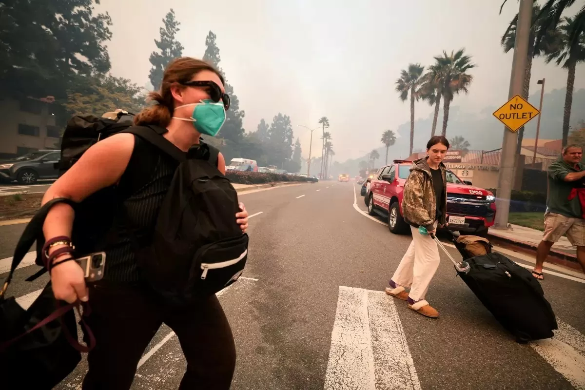 Los Angeles hứng chịu đợt cháy rừng tồi tệ nhất lịch sử