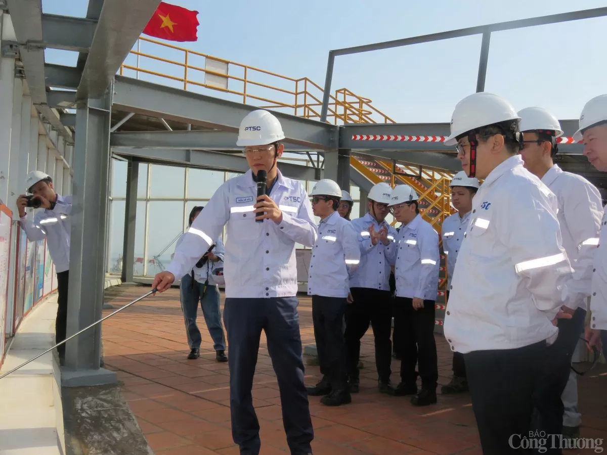 Chùm ảnh: Thứ trưởng Trương Thanh Hoài thăm căn cứ cảng PTSC