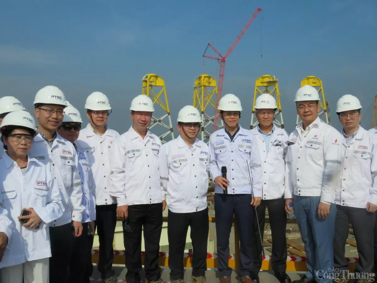 Chùm ảnh: Thứ trưởng Trương Thanh Hoài thăm căn cứ cảng PTSC