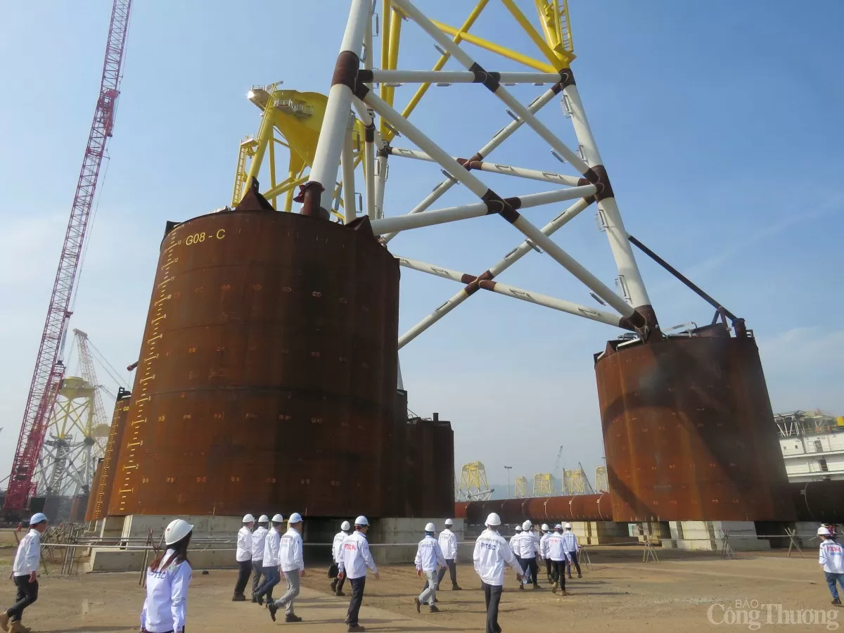 Chùm ảnh: Thứ trưởng Trương Thanh Hoài thăm căn cứ cảng PTSC
