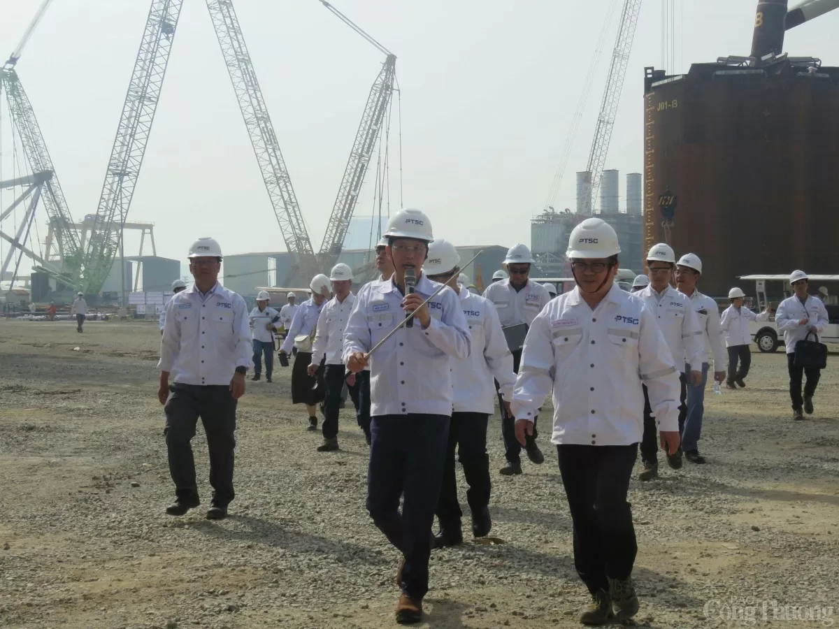 Chùm ảnh: Thứ trưởng Trương Thanh Hoài thăm căn cứ cảng PTSC