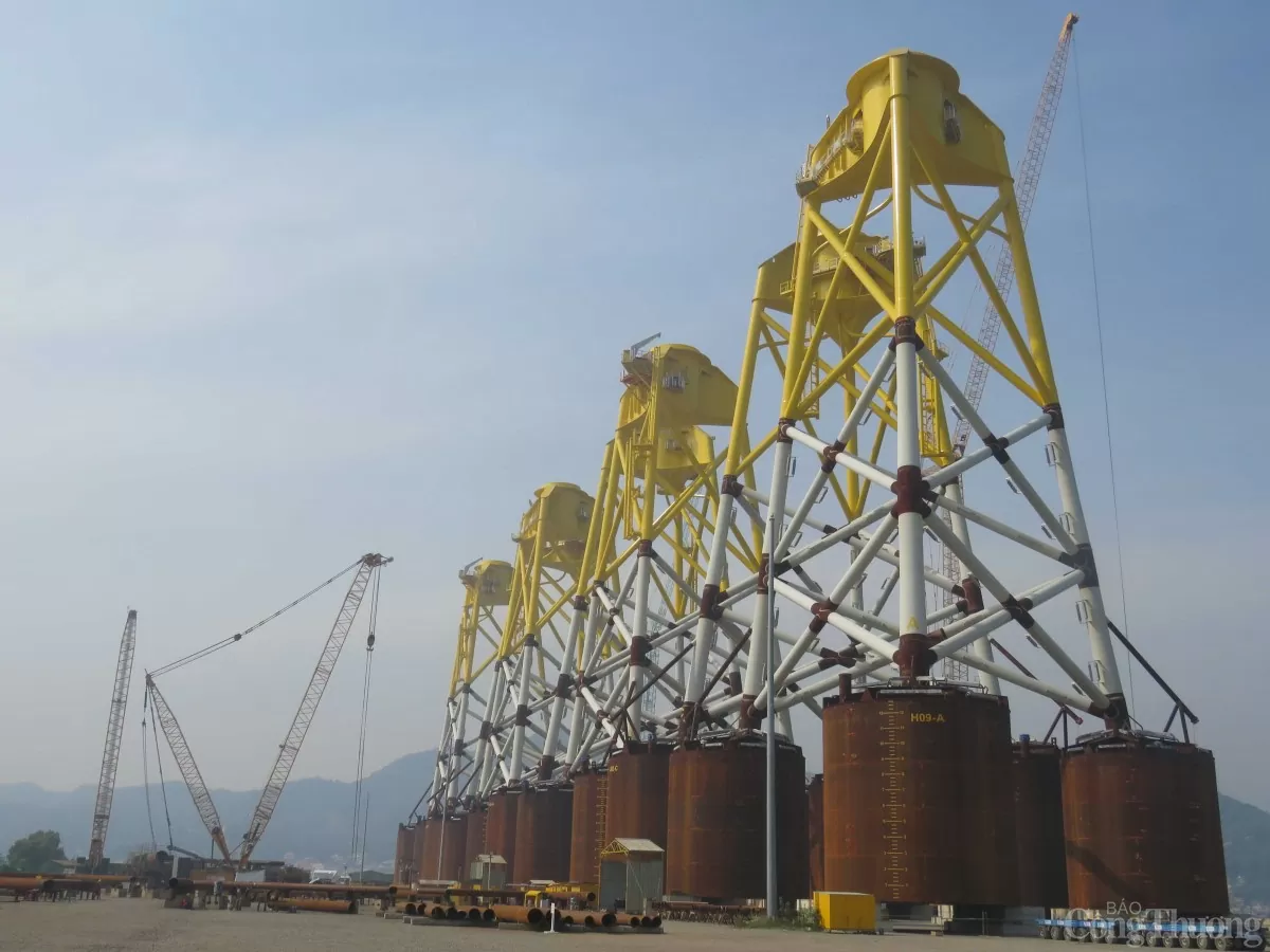 Chùm ảnh: Thứ trưởng Trương Thanh Hoài thăm căn cứ cảng PTSC