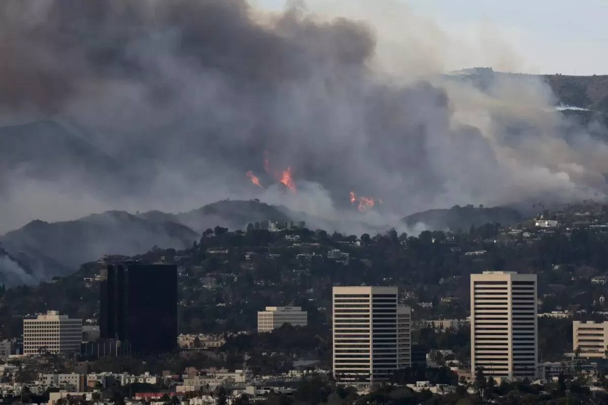 Los Angeles hứng chịu đợt cháy rừng tồi tệ nhất lịch sử