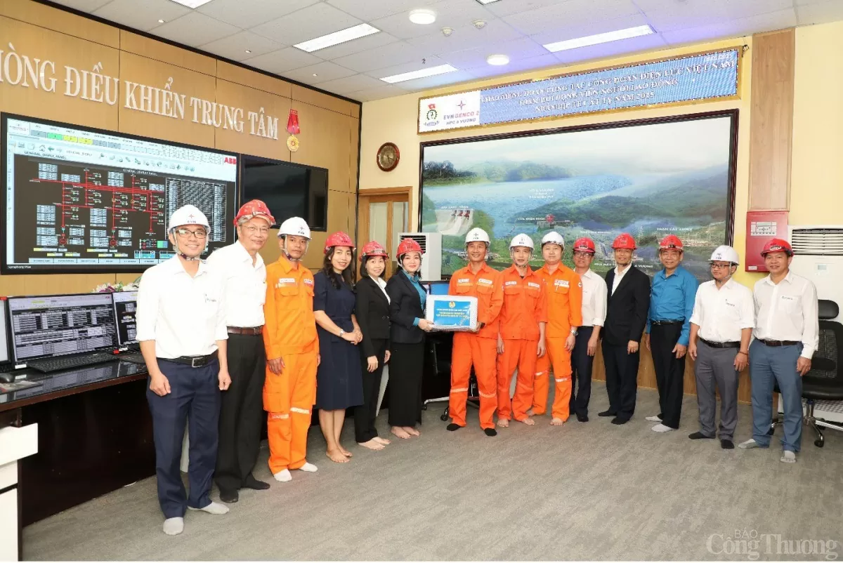 Bà Đinh Thị Thanh Bình, Phó Chủ tịch Công đoàn EVN (thứ 6 từ trái qua) thăm hỏi, tặng quà người lao động Công ty đang trực vận hành Nhà máy thủy điện A Vương