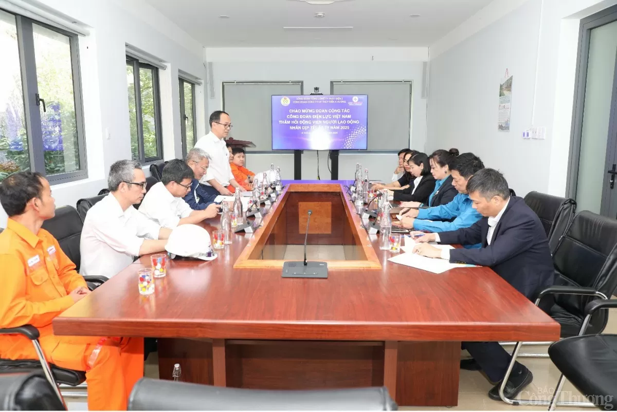 Ông Đoàn Ngọc Nam - Chủ tịch Công đoàn AVC báo cáo tại buổi làm việc với Đoàn công tác Công đoàn EVN thăm nhà máy thủy điện A Vương 