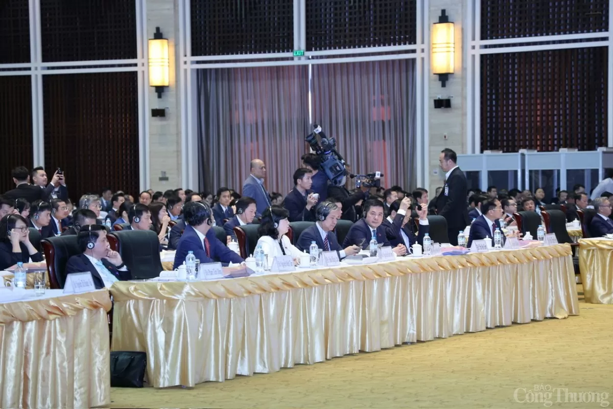 Thủ tướng kêu gọi '8 cùng' đưa hợp tác thương mại, đầu tư Việt - Lào tăng trưởng đột phá