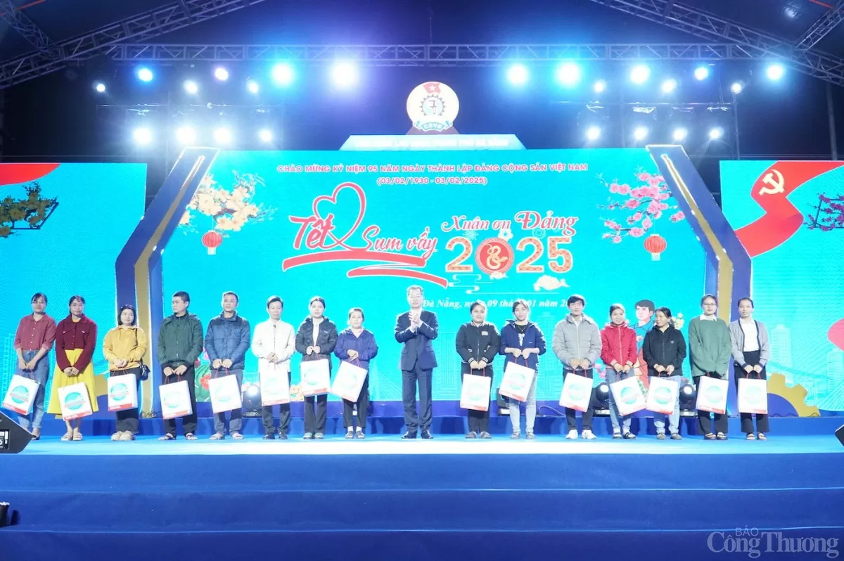 Bí thư Thành ủy Đà Nẵng Nguyễn Văn Quảng tặng quà cho công nhân, người lao động