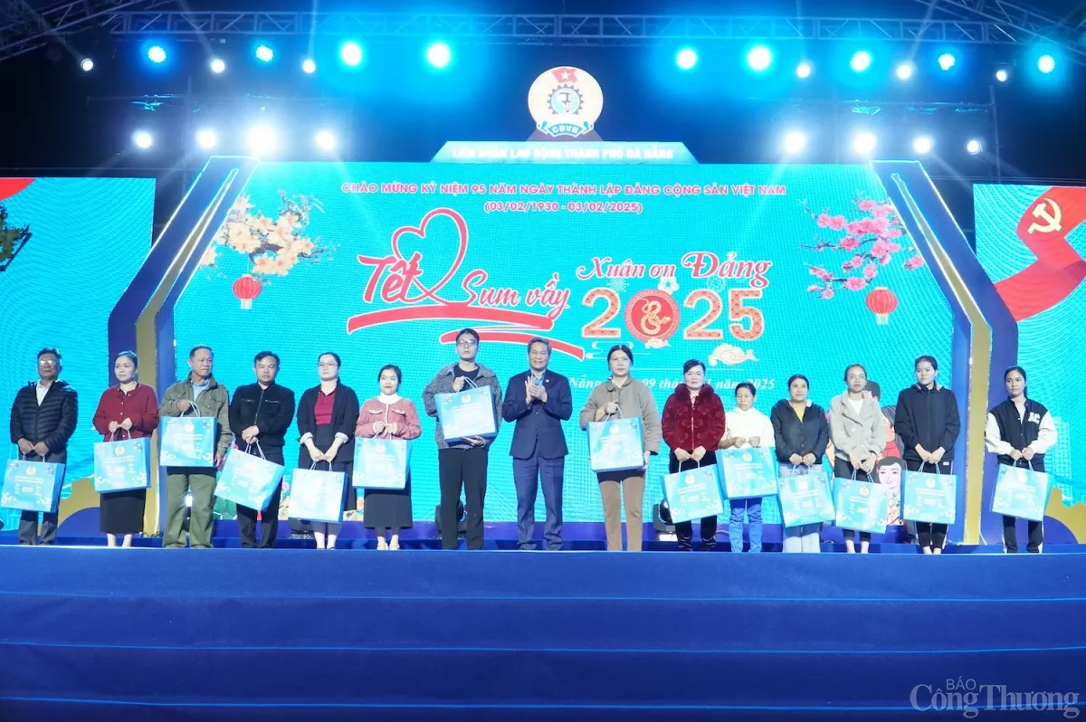 Huỳnh Thanh Xuân, Phó Chủ tịch Tổng Liên đoàn Lao động Việt Nam trao quà cho đoàn viên, người lao động