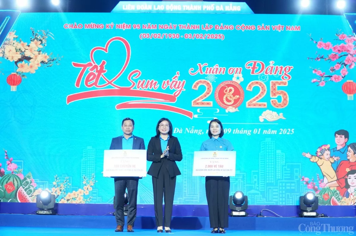 Bà Phan Thị Thúy Linh - Chủ tịch Liên đoàn Lao động TP. Đà Nẵng trao bảng tượng trưng vé tàu, vé xe cho người lao động về quê đón Tết