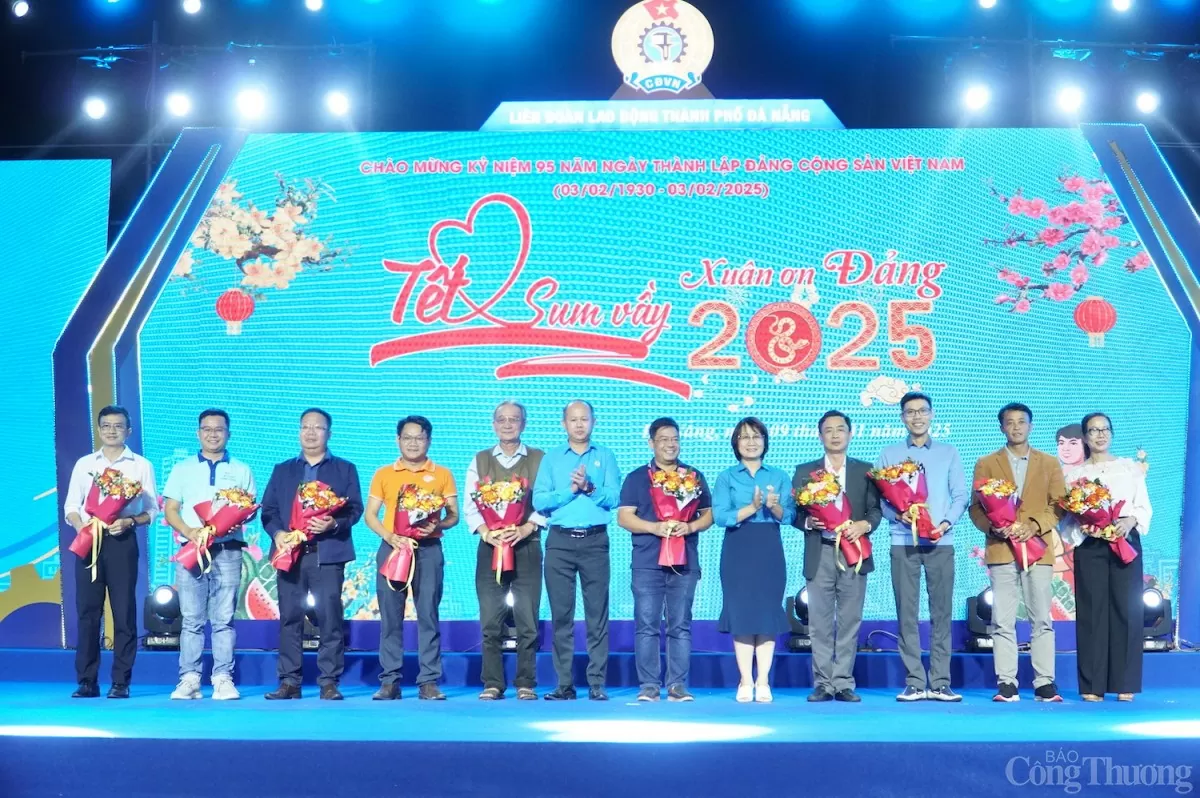 Tặng hoa ghi nhận sự tham gia của các doanh nghiệp trong Chợ Tết Công đoàn 2025