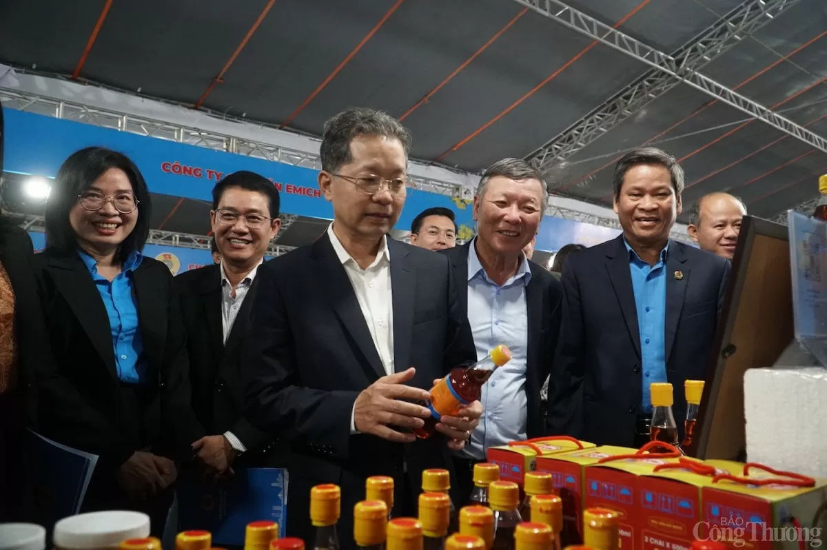 Lãnh đạo TP. Đà Nẵng và Tổng Liên đoàn Lao động Việt Nam tham quan các gian hàng chợ Tết Công đoàn