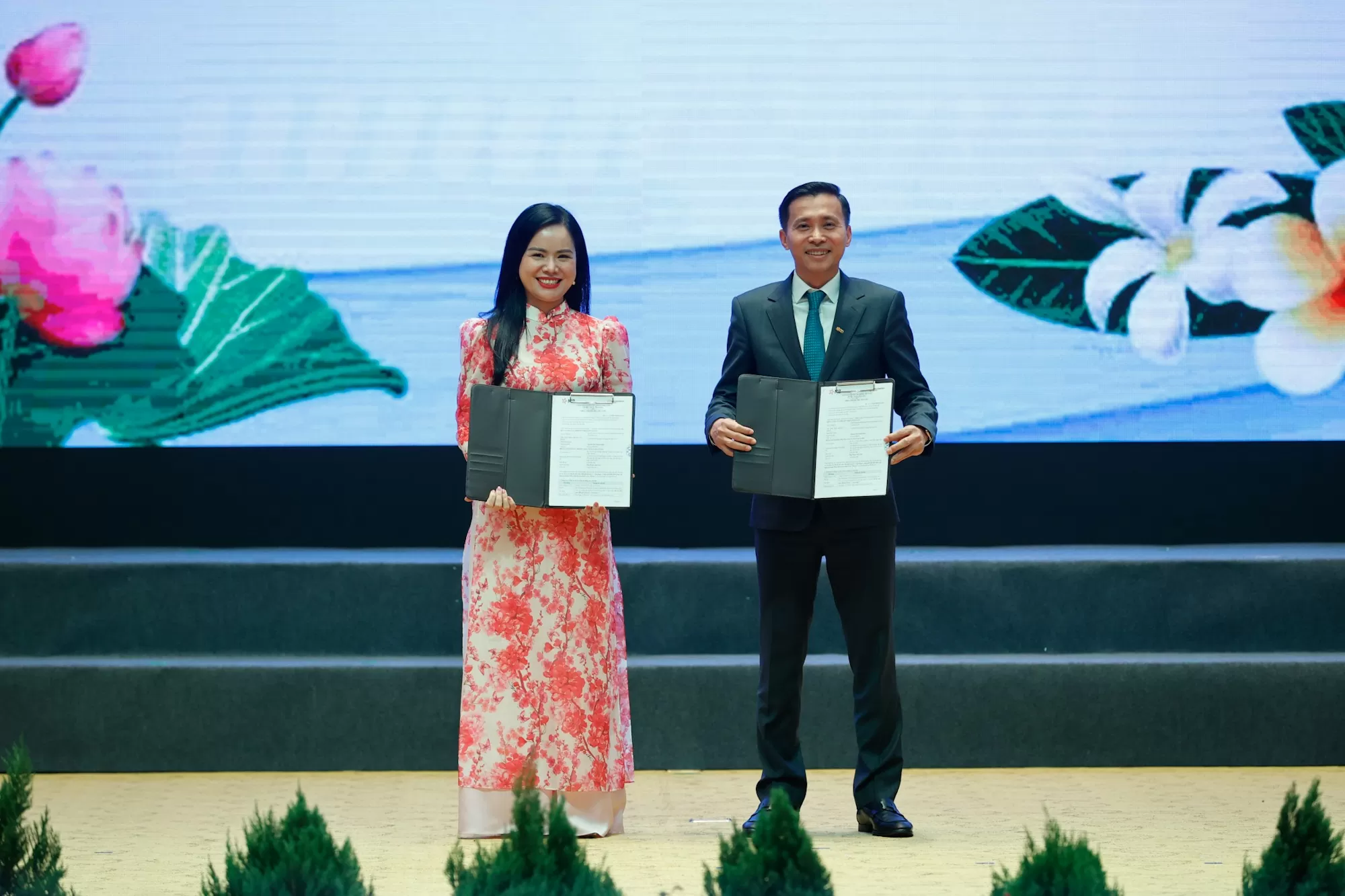 Thủ tướng kêu gọi '8 cùng' đưa hợp tác thương mại, đầu tư Việt - Lào tăng trưởng đột phá