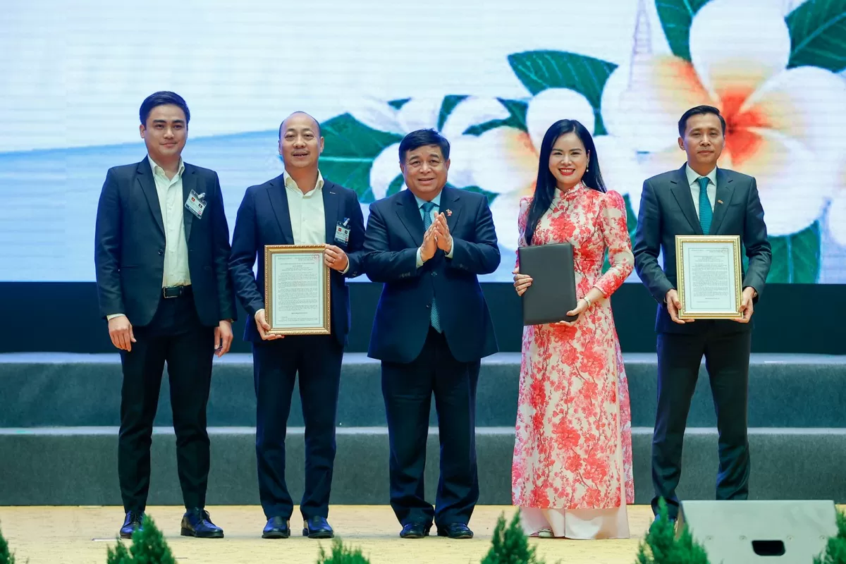 Thủ tướng kêu gọi '8 cùng' đưa hợp tác thương mại, đầu tư Việt - Lào tăng trưởng đột phá