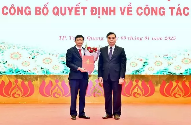 Tuyên Quang công bố quyết định công tác cán bộ