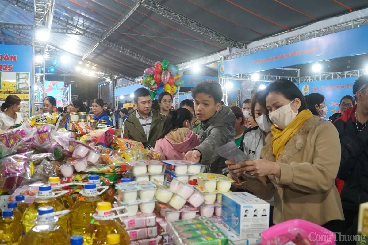 Anh Lê Sơn Ca (Công nhân Công ty CP Công nghiệp nhựa Chin Huei, KCN Hòa Khánh, quận Liên Chiểu, TP. Đà Nẵng) cho biết, hai vợ chồng anh đều là công nhân, lao động phổ thông và nuôi 2 con ăn học nên khó dư giả. “Nhận được các phiếu mua hàng trị giá 1 triệu đồng vợ chồng tôi vui lắm, chúng tôi cũng đỡ hẳn được một khoản mua sắm Tết. Những hỗ trợ như này rất ý nghĩa và thiết thực với những lao động khó khăn như chúng tôi”, anh Lê Sơn Ca chia sẻ.