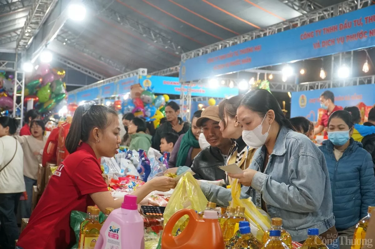 Người lao động háo hức sử dụng phiếu mua hàng từ quà tặng của Liên đoàn Lao động thành phố.