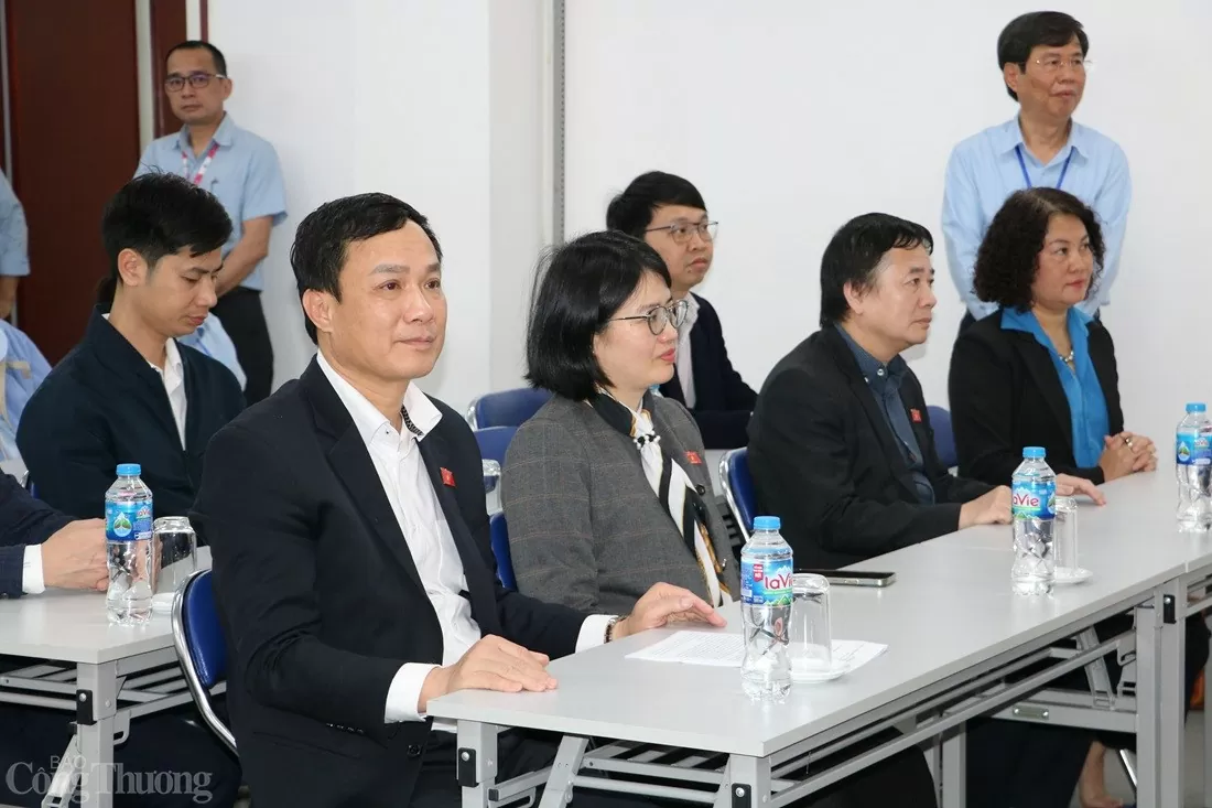 Đoàn công tác Quốc hội tặng quà người lao động Hải Dương