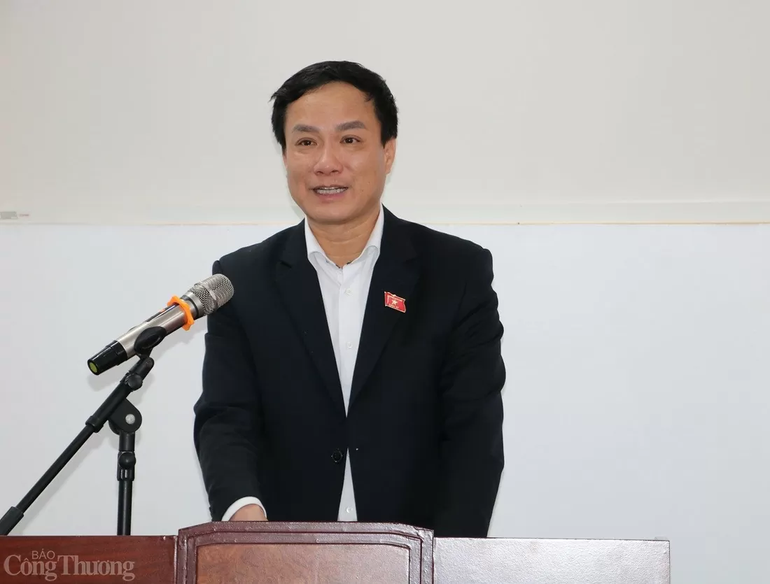 Đoàn công tác Quốc hội tặng quà người lao động Hải Dương