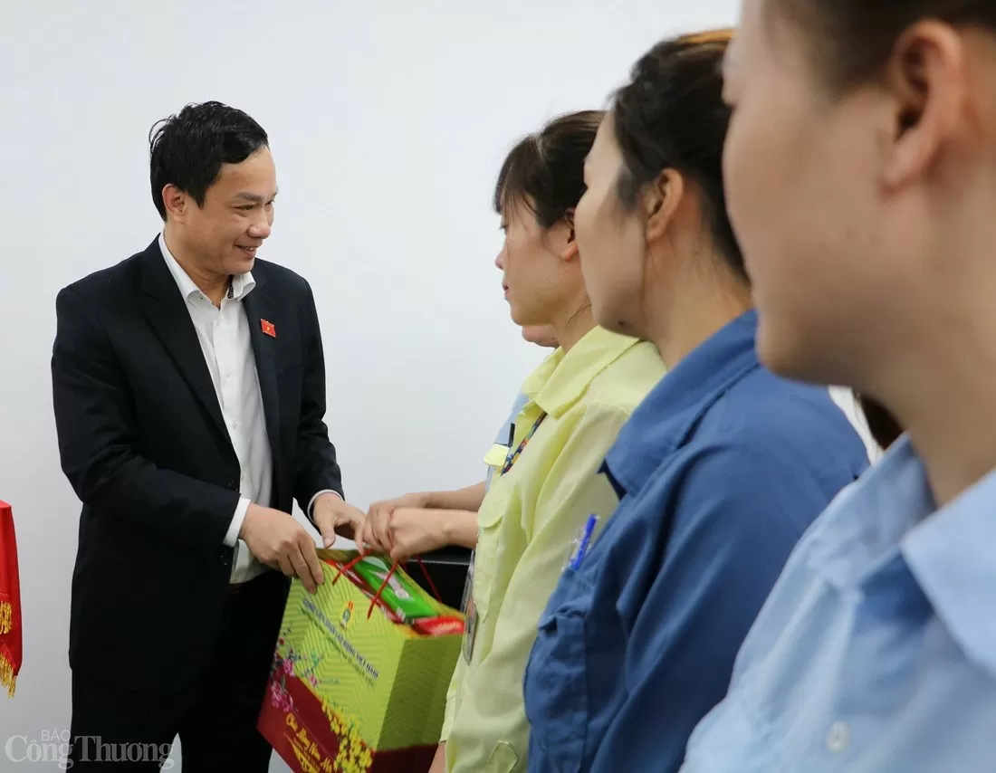 Đoàn công tác Quốc hội tặng quà người lao động Hải Dương