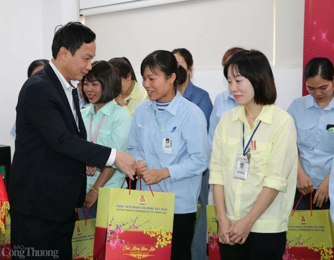Đoàn công tác Quốc hội tặng quà người lao động Hải Dương