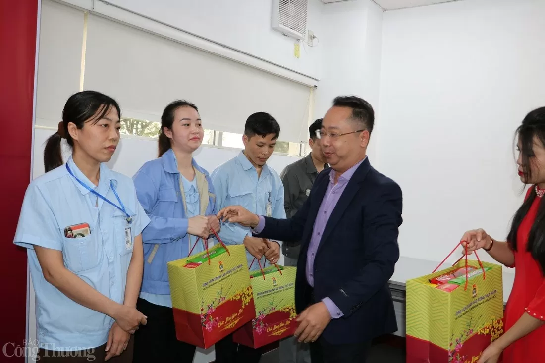 Đoàn công tác Quốc hội tặng quà người lao động Hải Dương
