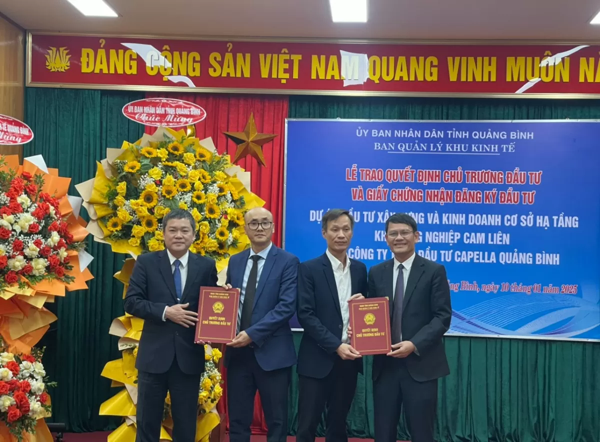 Đại diện lãnh đạo UBND tỉnh Quảng Bình trao quyết định chủntruwowng đầu tư cho đại diện dự án